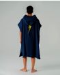 Hombre con toalla con capucha Lightning Bolt Poncho azul posterior