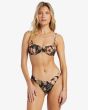 Mujer con Braguita de Bikini Billabong Hooked On Tropics Hike Negro Floral frontal