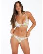 Mujer con Braguita de bikini Volcom Big Poppy Hispter blanca floral