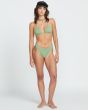 Mujer con Braguita de Bikini Volcom Simply Seamless estilo skimpy en color verde conjunto