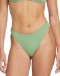 Mujer con Braguita de Bikini Volcom Simply Seamless estilo skimpy en color verde