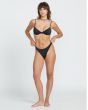 Mujer con conjunto de bikini con braguita sin costuras Volcom Simply Seamless Tiny Negra 
