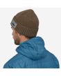 Hombre con Gorro de lana Patagonia Brodeo Beanie marrón Unisex posterior