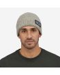 Hombre con Gorro de lana Patagonia Brodeo Beanie gris Unisex