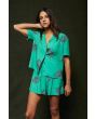 Mujer con camisa de manga corta Brixton Bunker Paradise Woven verde y short Paradise Leprechaun