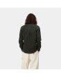 Hombre con camisa de manga larga de pana Carhartt WIP Madison Cord verde con logo blanco posterior
