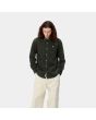 Hombre con camisa de manga larga de pana Carhartt WIP Madison Cord verde con logo blanco