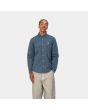 Hombre con camisa de manga larga Carhartt WIP Madison Shirt azul con logo blanco