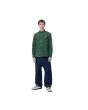 Hombre con camisa de manga larga Carhartt WIP Madison Shirt Verde Sicomoro con logo blanco cera regular fit