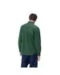 Hombre con camisa de manga larga Carhartt WIP Madison Shirt Verde Sicomoro con logo blanco cera posterior