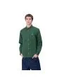 Hombre con camisa de manga larga Carhartt WIP Madison Shirt Verde Sicomoro con logo blanco cera
