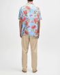 Hombre con Camisa tropical Deus Broadus Shirt Azul espalda