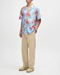 Hombre con Camisa tropical Deus Broadus Shirt Azul lateral