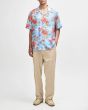 Hombre con Camisa tropical Deus Broadus Shirt Azul corte relajado