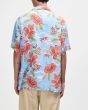 Hombre con Camisa tropical Deus Broadus Shirt Azul vista trasera