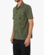 Hombre con Camisa de manga corta Deus Ex Machina Field Shirt Verde lateral