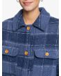 Mujer con camisa estilo abrigo Roxy Like Magic azul marino botones