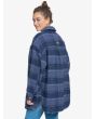Mujer con camisa estilo abrigo Roxy Like Magic azul marino posterior