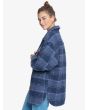Mujer con camisa estilo abrigo Roxy Like Magic azul marino lateral