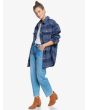 Mujer con camisa estilo abrigo Roxy Like Magic azul marino posando