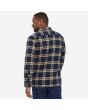 Hombre con Camisa de franela Patagonia Organic Cotton Midweight Fjord New Navy posterior