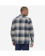 Hombre con Camisa de franela Patagonia Organic Cotton Midweight Fjord Smolder Blue posterior