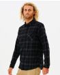 Hombre con Camisa de franela Rip Curl Checked In Negra lateral