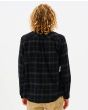 Hombre con Camisa de franela Rip Curl Checked In Negra espalda