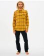 Hombre con Camisa de franela Rip Curl Checked In color mostaza frontal