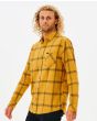 Hombre con Camisa de franela Rip Curl Checked In color mostaza lateral