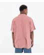Hombre con Camisa de manga corta Hurley Laguna Camp Embroidered Rosa posterior