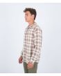 Hombre con camisa de franela Hurley Portland Organic Beige a cuadros lateral