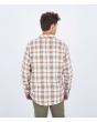 Hombre con camisa de franela Hurley Portland Organic Beige a cuadros posterior