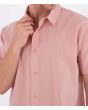 Hombre con Camisa de manga corta Hurley Woven Low Tide Beach Clay rosa bordado logo