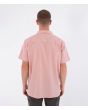 Hombre con Camisa de manga corta Hurley Woven Low Tide Beach Clay rosa posterior