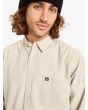 Hombre con camisa de pana Quiksilver Smoke Trail Cord Beige bolsillo
