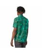 Hombre con Camisa de manga corta Patagonia M's Go To Shirt Cliffs and Waves Conifer Green posterior