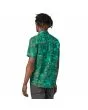 Hombre con Camisa de manga corta Patagonia M's Go To Shirt Cliffs and Waves Conifer Green posterior