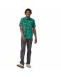 Hombre con Camisa de manga corta Patagonia M's Go To Shirt Cliffs and Waves Conifer Green slim fit