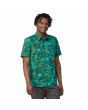 Hombre con Camisa de manga corta Patagonia M's Go To Shirt Cliffs and Waves Conifer Green