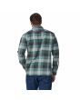 Hombre con camisa de franela Patagonia Organic Cotton Midweight Fjord Guides Verde posterior