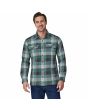 Hombre con camisa de franela Patagonia Organic Cotton Midweight Fjord Guides Verde