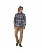 Hombre con camisa de franela Patagonia Organic Cotton Midweight Fjord Fields Azul Marino frontal