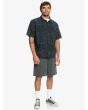 Hombre con camisa de manga corta Quiksilver Influenced Authentic negra animal print frontal