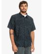 Hombre con camisa de manga corta Quiksilver Influenced Authentic negra animal print lateral