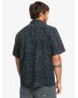 Hombre con camisa de manga corta Quiksilver Influenced Authentic negra animal print posterior