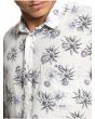 Hombre con camisa surfera de manga corta Quiksilver Fluid Geometric Blanca floral bolsillo