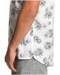 Hombre con camisa surfera de manga corta Quiksilver Fluid Geometric Blanca floral lateral