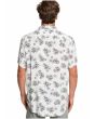 Hombre con camisa surfera de manga corta Quiksilver Fluid Geometric Blanca floral posterior