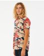 Hombre con camisa playera de manga corta Rip Curl Barrel Killa Bone lateral